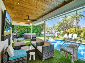 Amazing 5 bed house w pool, jacuzzi and your own boat